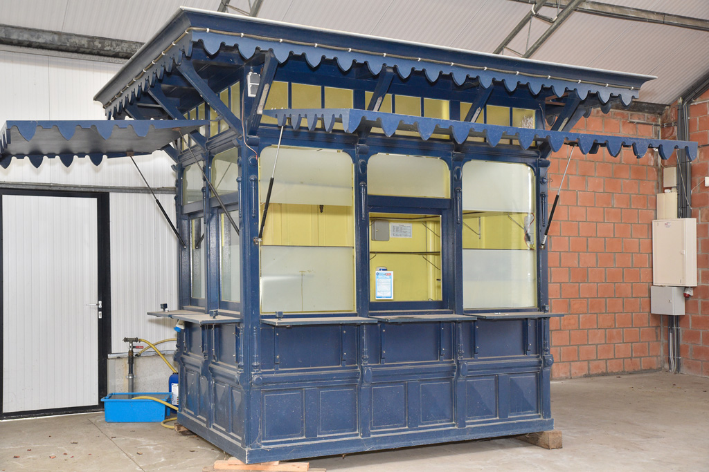 de blauwe kiosk bij wijndomein nobel lochristi