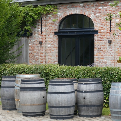 wijntonnen buiten opgesteld