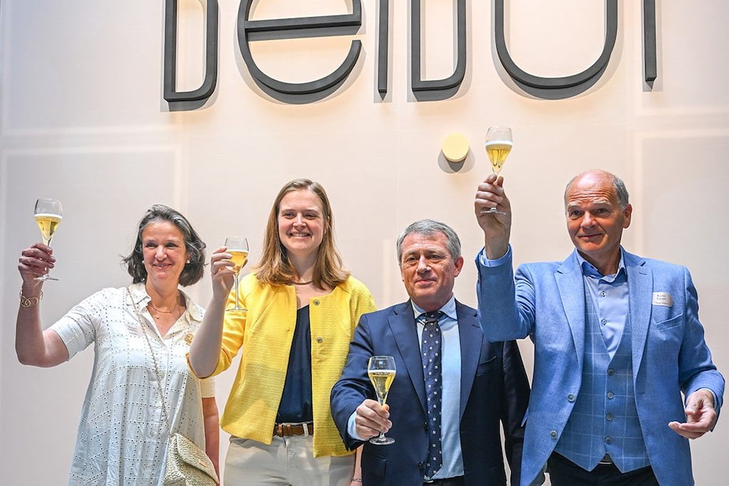 4 vertegenwoordigers toasten op de lancering van het belbul label